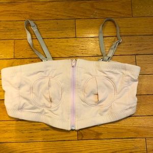 Medela hands free adjustable nursing bra adjustable band width cups A-C nude